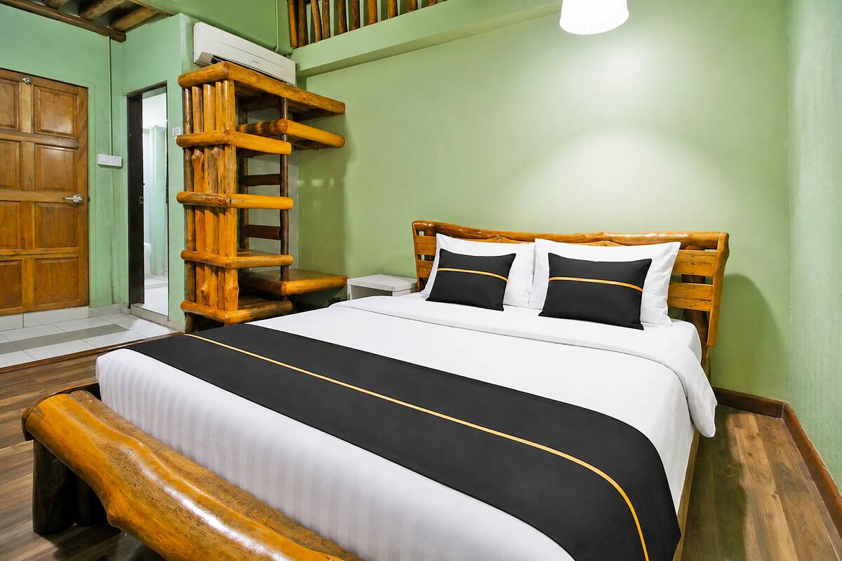 Habitación Deluxe doble, 1 cama de matrimonio | Escritorio, wifi gratis, ropa de cama