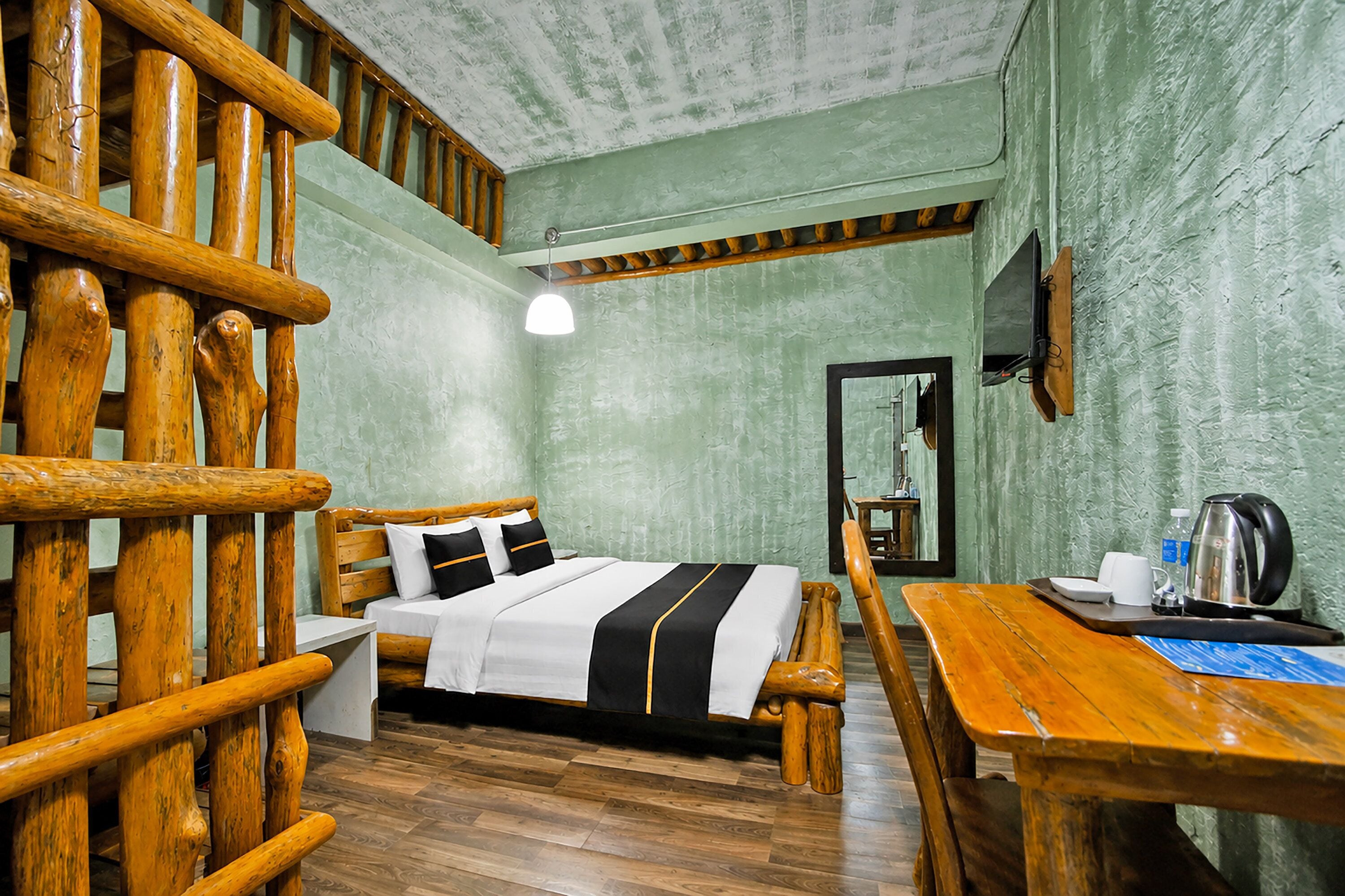 Desk, free WiFi, bed sheets