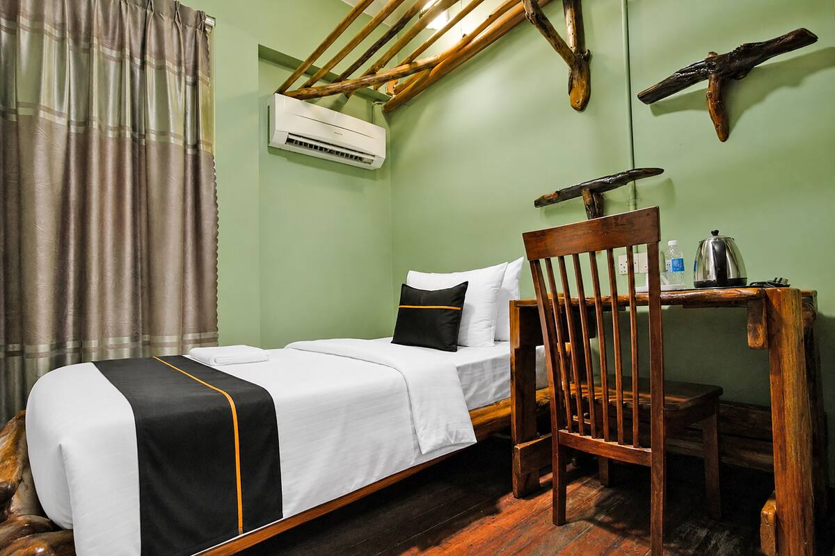 Habitación individual Deluxe | Escritorio, wifi gratis, ropa de cama