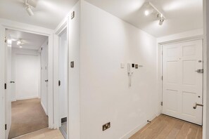 Exterior - 2-bed, 2-bath Seventh Floor Flat (London)