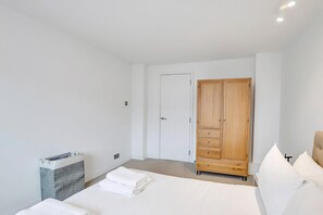 2 bedrooms - 2-bed, 2-bath Seventh Floor Flat (London)
