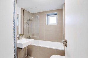 Bathroom - 2-bed, 2-bath Seventh Floor Flat (London)