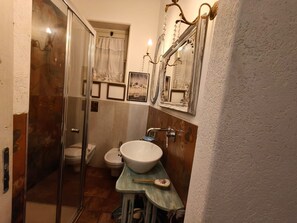 Shower, hair dryer, towels - Grandma's House with Wi-Fi and Air Conditioning (Syracuse)