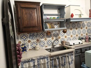 Fridge, microwave, stovetop, coffee/tea maker - Grandma's House with Wi-Fi and Air Conditioning (Syracuse)