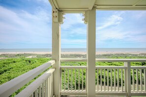Property grounds - Ocean Dreams: Oceanfront Condo Near Pool, Pier (Oak Island)