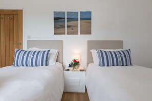 Tabla de planchar con plancha, wifi y ropa de cama 