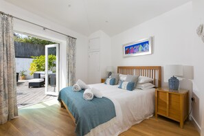 2 bedrooms, iron/ironing board, WiFi, bed sheets - Beachcomber, Carbis Bay – Sleeps 4 – Sea Views – Dog-Friendly (Carbis Bay)