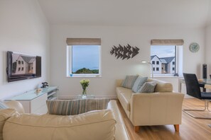 TV, fireplace - Beachcomber-Carbis Bay–Dog friendly-Sea Views (Carbis Bay)
