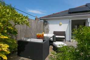 Outdoor dining - Beachcomber, Carbis Bay – Sleeps 4 – Sea Views – Dog-Friendly (Carbis Bay)