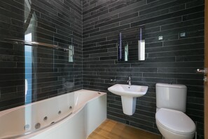 Jetted bath, hair dryer - Beachcomber, Carbis Bay – Sleeps 4 – Sea Views – Dog-Friendly (Carbis Bay)