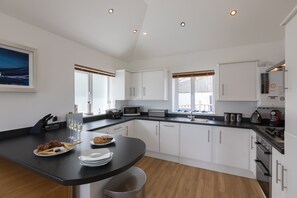 Fridge, microwave, oven, stovetop - Beachcomber-Carbis Bay–Dog friendly-Sea Views (Carbis Bay)