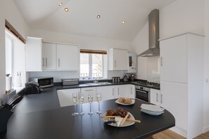 Fridge, microwave, oven, stovetop - Beachcomber-Carbis Bay–Dog friendly-Sea Views (Carbis Bay)