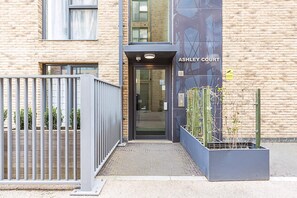 Exterior - Chic East London Stay With Outdoor Space (London)