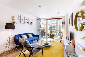 Living room - Chic East London Stay With Outdoor Space (London)