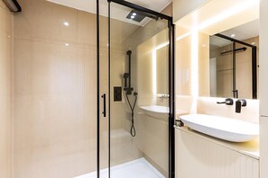 Bathroom - Contemporary Stratford Escape (London)