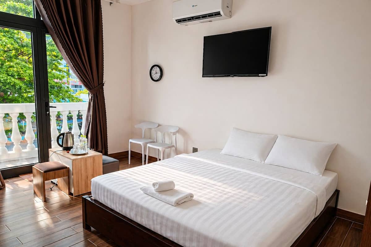 Family Room, Courtyard View | Hypo-allergenic bedding, minibar, free WiFi, bed sheets