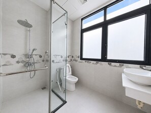 Kamar Keluarga, pemandangan halaman | Kamar mandi | Shower, handuk, sabun, dan sampo