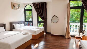 Family Room, Courtyard View | Hypo-allergenic bedding, minibar, free WiFi, bed sheets