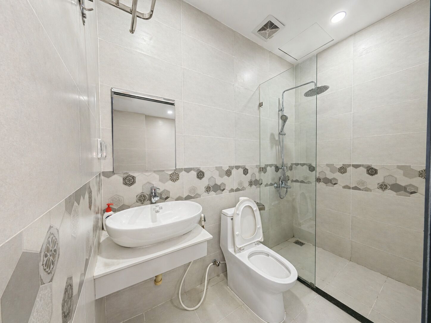 Chambre Confort, vue cour intérieure | Salle de bain | Douche, serviettes fournies, savon, shampoing