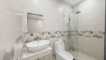 Chambre Confort, vue cour intérieure | Salle de bain | Douche, serviettes fournies, savon, shampoing
