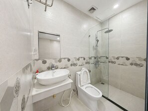 Chambre Confort, vue cour intérieure | Salle de bain | Douche, serviettes fournies, savon, shampoing