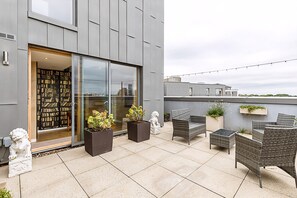 Exterior - Private Penthouse Above the Crowds (London)