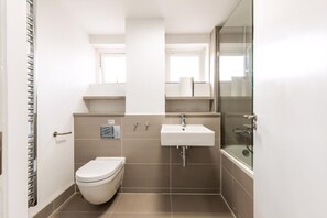 Ein Badezimmer mit Toilette, Waschbecken und Dusche.