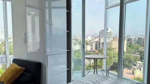 Une chambre à coucher moderne avec un lit, un canapé et une table à manger.