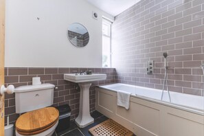 A bathroom with a toilet, sink, and bathtub. - Charming Ground Floor Flat, West Kensington (London)