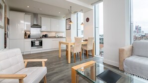 Eine moderne Wohnung mit Küche, Essbereich und Sitzgelegenheit.