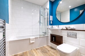 Bathroom - Modern 2-bed Apartment by the Thames (London)