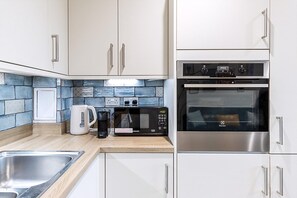 Private kitchen - Modern 2-bed Apartment by the Thames (London)
