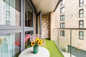 Exterior - Modern 2-bed Apartment by the Thames (London)