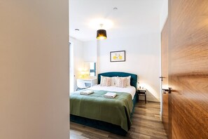2 bedrooms, cots/infant beds, free WiFi - Modern 2-bed Apartment by the Thames (London)