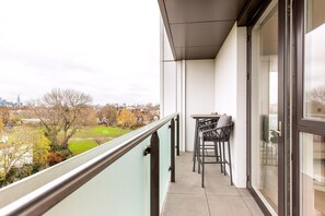 Exterior - Contemporary Parkside Retreat (London)