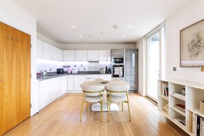 Private kitchen - Contemporary Parkside Retreat (London)