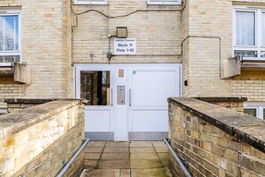 A building entrance with a sign indicating 'Hildrop Crescent Block 11 Flats 1-10.' - Bright Stylish Kentish Town Retreat (London)