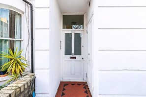 Exterior - Colourful Three Bed Flat With Private Patio (London)
