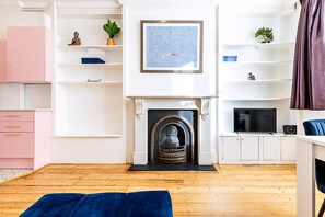Living room - Colourful Three Bed Flat With Private Patio (London)