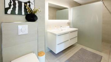 Apartment, 3 Schlafzimmer, Balkon, Gartenblick | Badezimmer