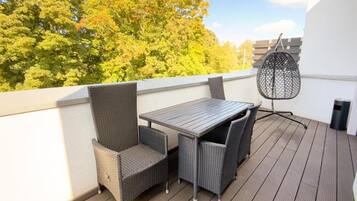 Apartment, 3 Schlafzimmer, Balkon, Gartenblick | Speisen im Freien