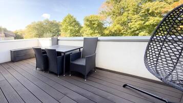 Lejlighed - 3 soveværelser - balkon - udsigt til have | Udendørs spisemuligheder