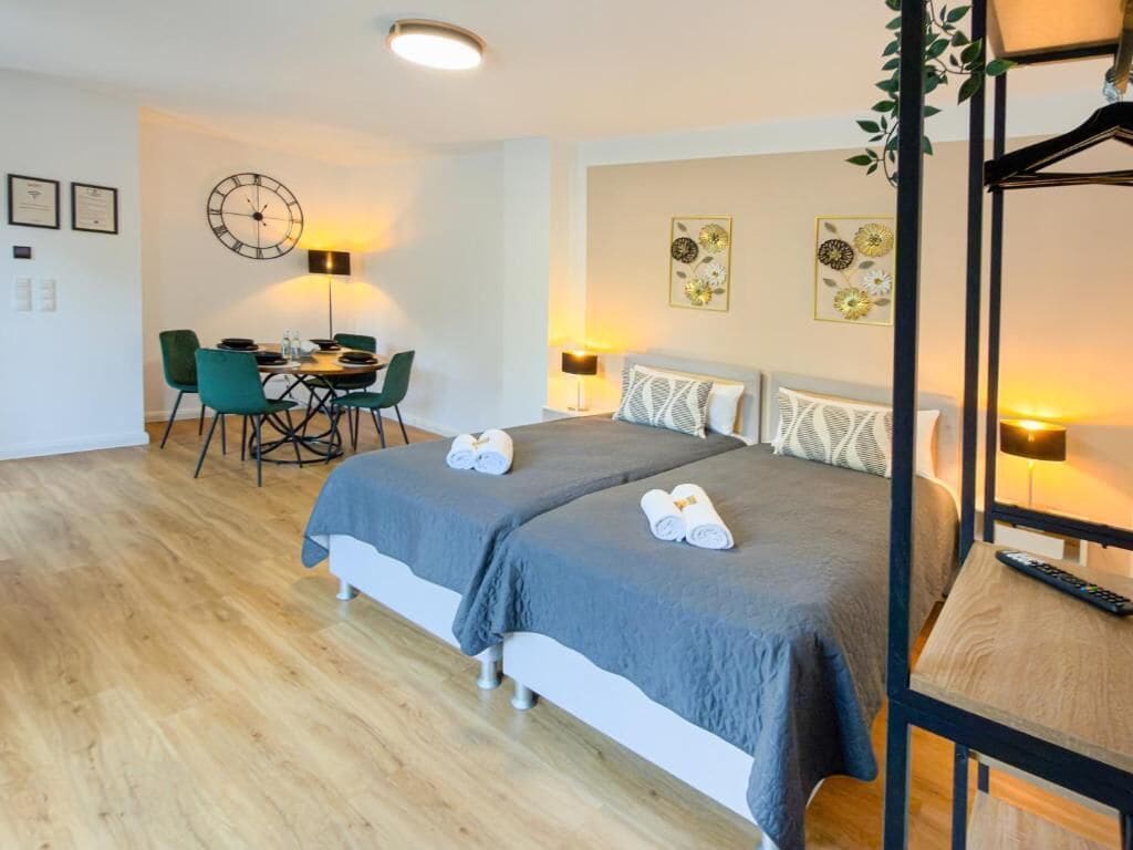 Apartment, 3 Schlafzimmer, Balkon, Gartenblick | Schallisolierte Zimmer, Bügeleisen/Bügelbrett, kostenloses WLAN