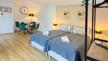 Apartment, 3 Schlafzimmer, Balkon, Gartenblick | Schallisolierte Zimmer, Bügeleisen/Bügelbrett, kostenloses WLAN
