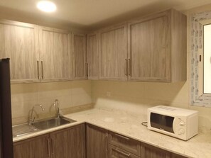 Refrigerador con freezer, microondas, placa de cocina