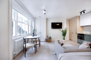 Eine moderne Wohnung mit Essbereich, Küche und Wohnbereich.