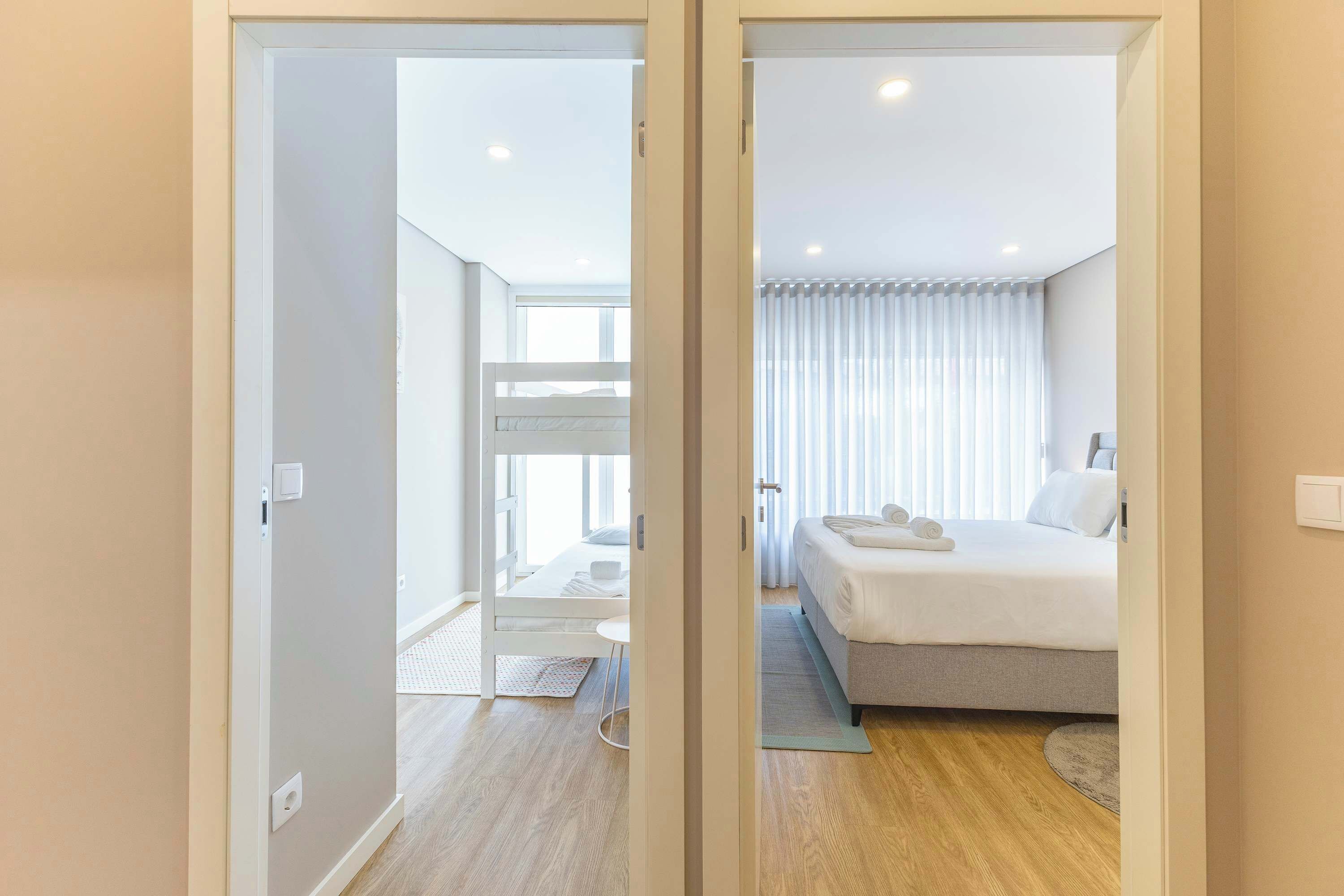 Tabla de planchar con plancha, wifi y ropa de cama 