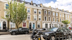 A row of terraced houses with a tree in the foreground. - Chelsea Retreat With Private Patio (London)