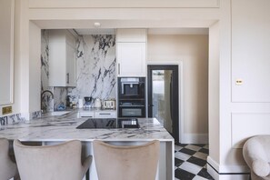 Private kitchen - Elegant South Kensington Retreat (London)
