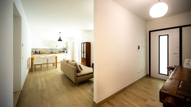 Un apartamento moderno con cocina, comedor y sofá.
